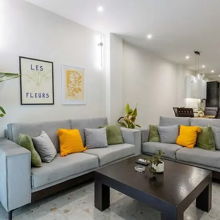 Modern Prime Location In Center شقة *